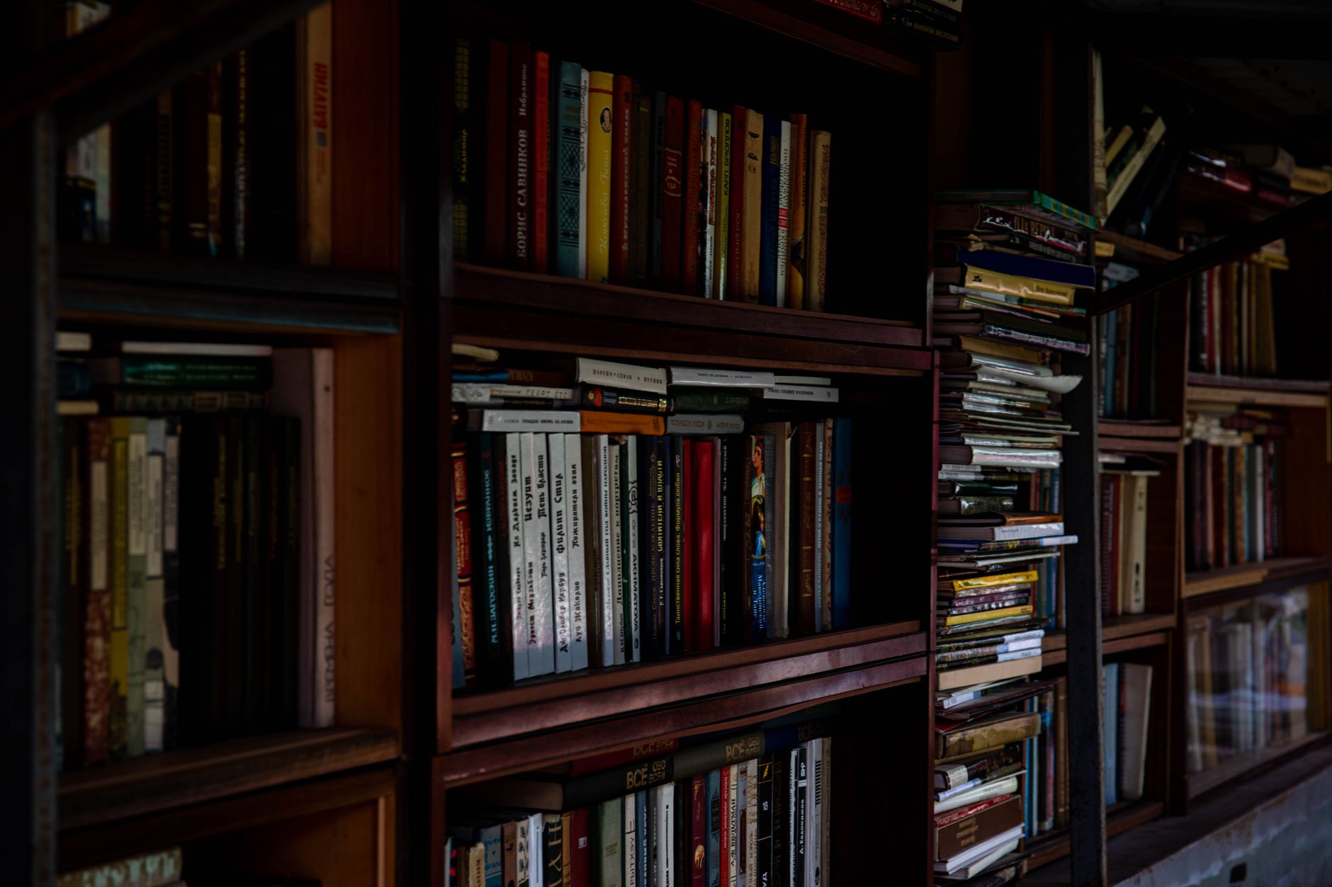 Candlelit underground library with leather chairs and old books — evoking the world of the best occult thriller novels UK 2026
